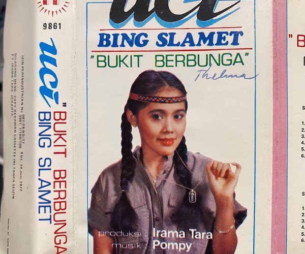 Album Lagu Bukit Berbunga dinyanyikan oleh Uci Bing Slamet.