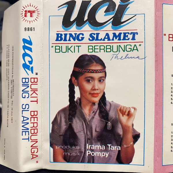 Album Lagu Bukit Berbunga dinyanyikan oleh Uci Bing Slamet.